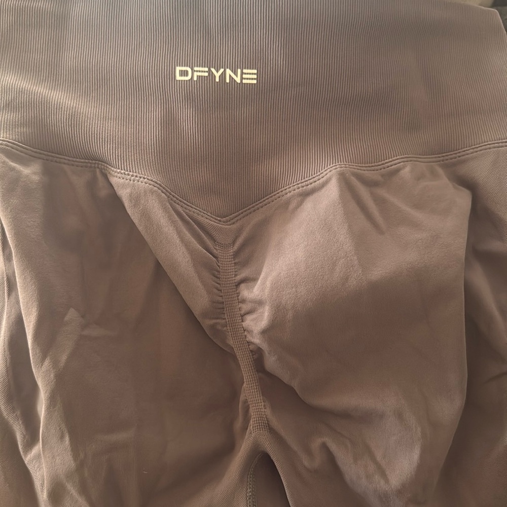 DFYNE grey leggings size large. Scrunch butt detailing
